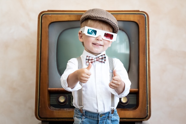 Niño divertido con gafas 3d. Niño feliz divirtiéndose en casa. Concepto de cine retro