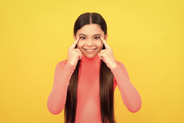 Niño divertido haciendo caras modelo de moda femenina de belleza y moda