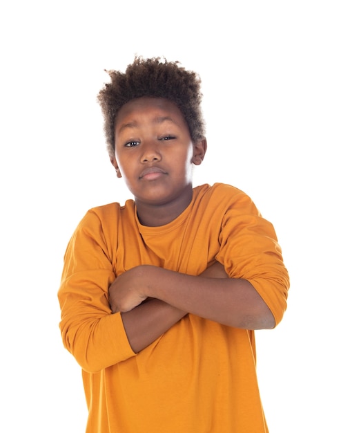 Niño divertido con pelo afro aislado en una pared blanca