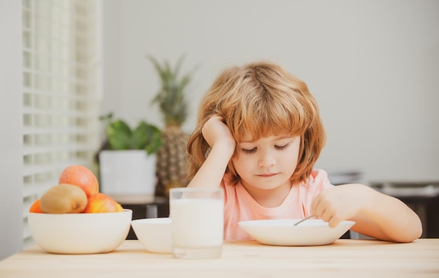 Niño divertido con plato de cena infantil de sopa