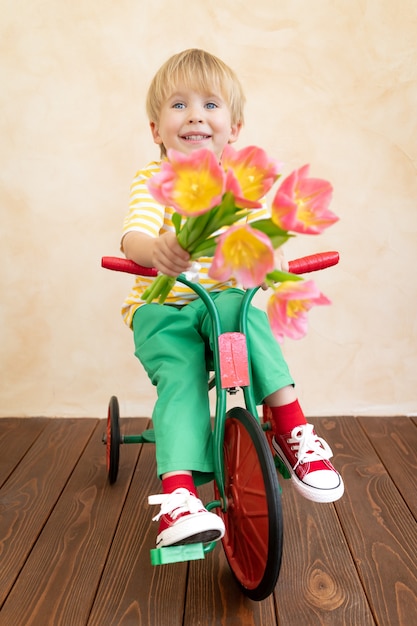 Niño divertido con ramo de flores.