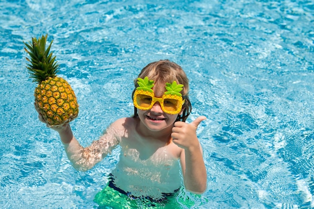 Un niño divertido relajándose en una piscina divirtiéndose durante las vacaciones de verano en un resort tropical