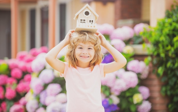 Un niño divertido sueña con un nuevo concepto de hogar