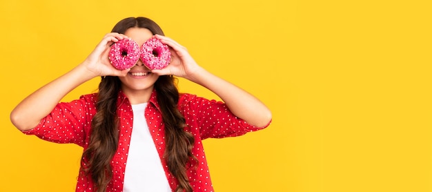 Un niño divertido tiene una panadería de donas y un café con calorías de donas glaseadas