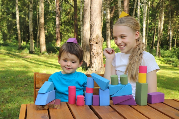 Un niño se divierte jugando cubos de colores con una niña.