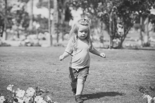 Niño diviértete niño corriendo en el prado