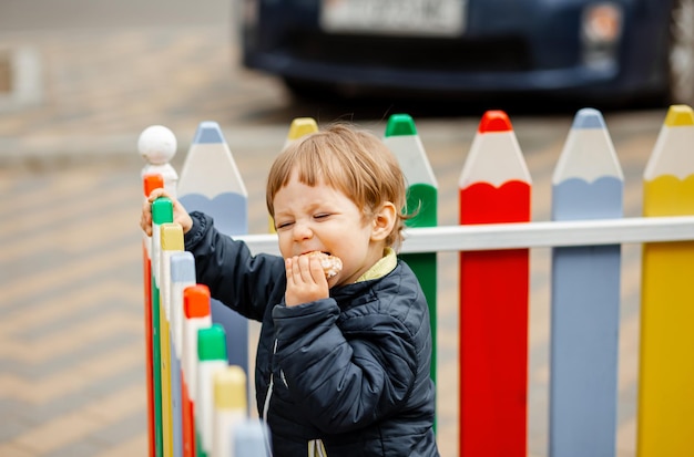 Foto niño diviértete en tiempo cálido infancia feliz y saludable