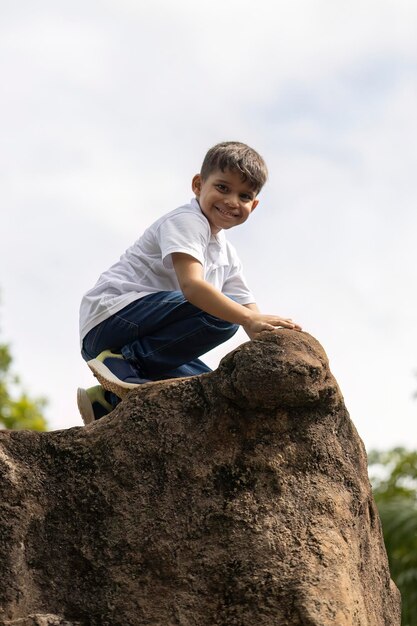 Niño divirtiéndose al aire libre