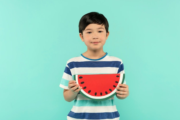 Niño divirtiéndose en un estudio de ajuste de verano