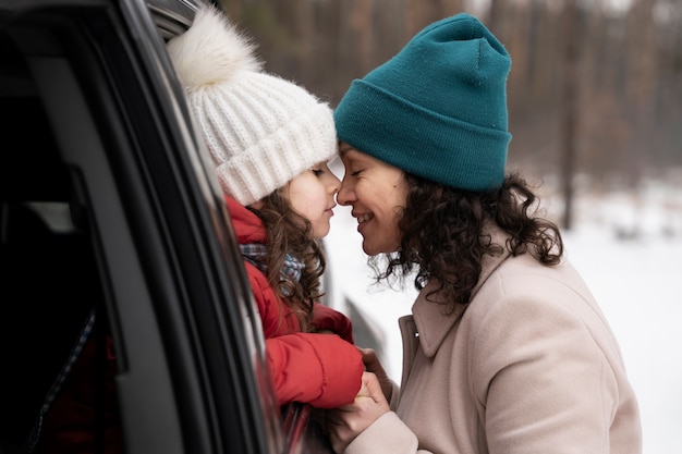 Niño divirtiéndose con mamá durante el viaje de invierno