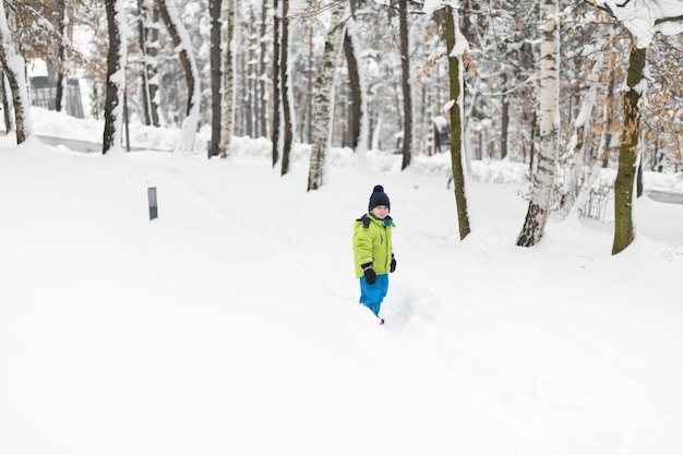 Niño divirtiéndose en la nieve