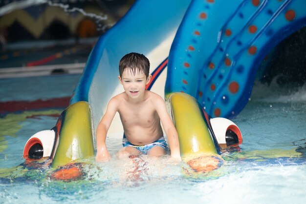 Niño divirtiéndose en el parque acuático