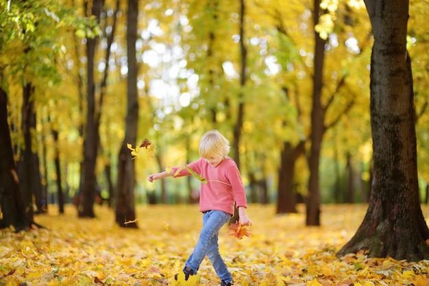 Foto niño divirtiéndose durante un paseo por el bosque