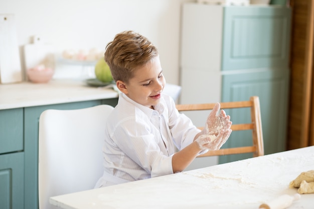 Niño divirtiéndose trabajando con masa