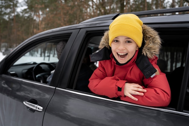 Niño divirtiéndose durante el viaje de invierno