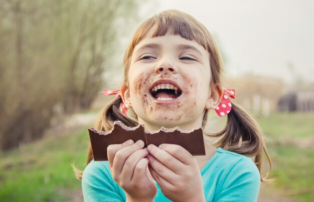 Un niño dulce come chocolate. Enfoque selectivo