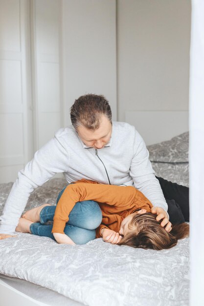 Foto un niño durmiendo en la cama en casa.