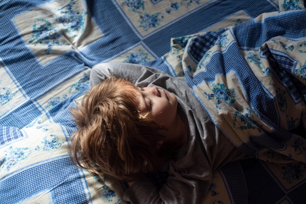 Niño durmiendo en la cama niños pacíficos acostados en una cama adorables niños pequeños descansan dormidos disfrutan bien él