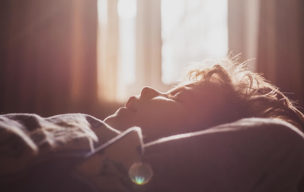 Niño durmiendo en la cama Sueño tranquilo Niños cómodos con sueño por la mañana