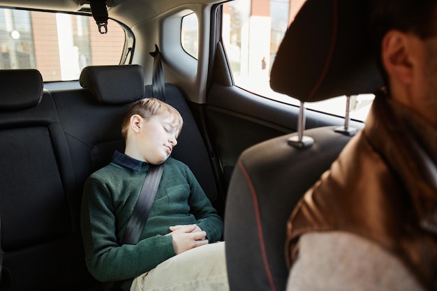 niño durmiendo en coche