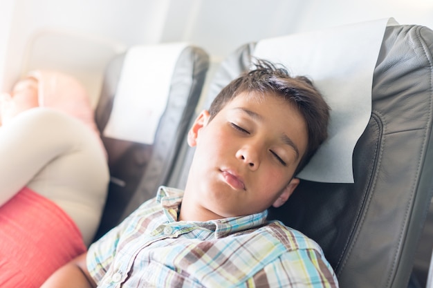 Niño durmiendo dentro del avión durante el vuelo