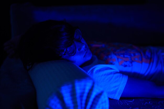 Niño durmiendo en una habitación iluminada