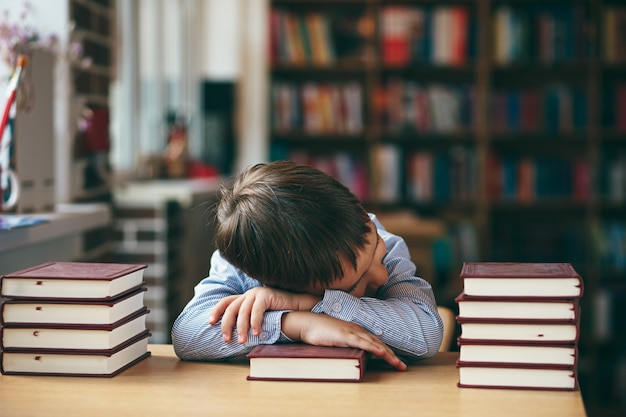 Niño durmiendo en la mesa