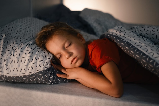 Niño durmiendo por la noche