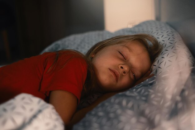 Niño durmiendo por la noche