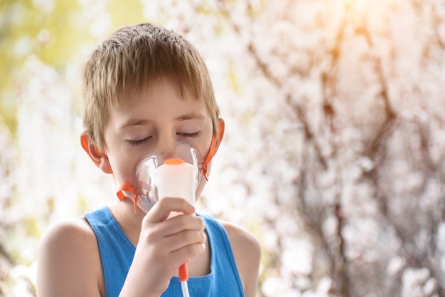 Niño en edad escolar hace la inhalación en casa. Prevención