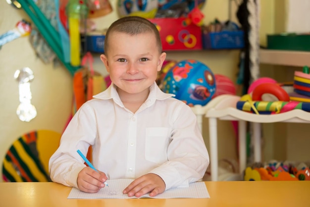 Niño en edad preescolar con un libro Primer grado Retrato de estudiante de escuela primaria