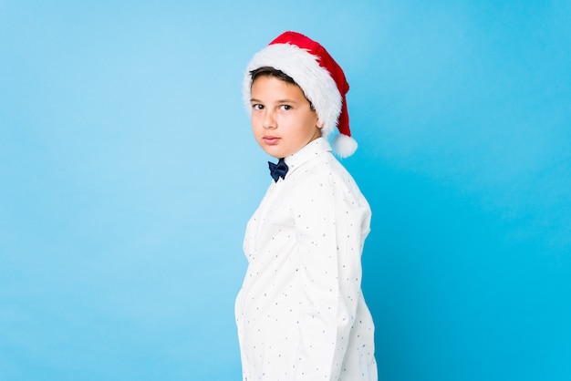 Niño elegante con un sombrero de santa en un día de navidad