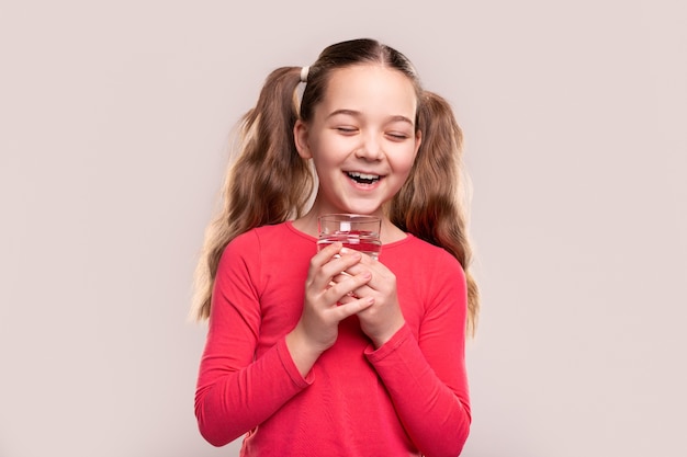 Niño emocionado con bebida saludable