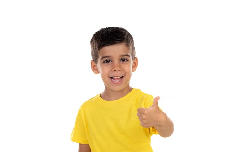 Foto niño emocionado con camiseta amarilla