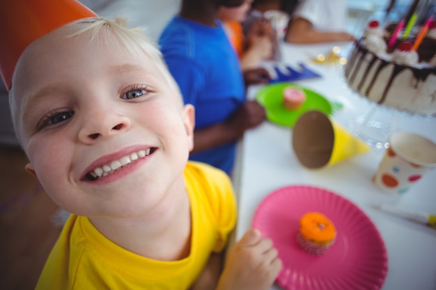 Niño emocionado disfrutando de una fiesta de cumpleaños