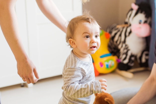 Niño emocionado en el dormitorio