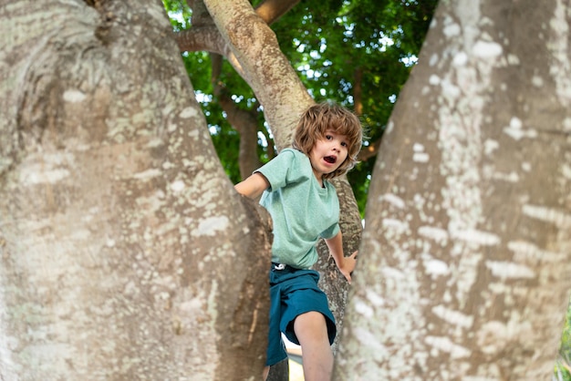 Foto niño emocionado jugando en el jardín trepando al árbol