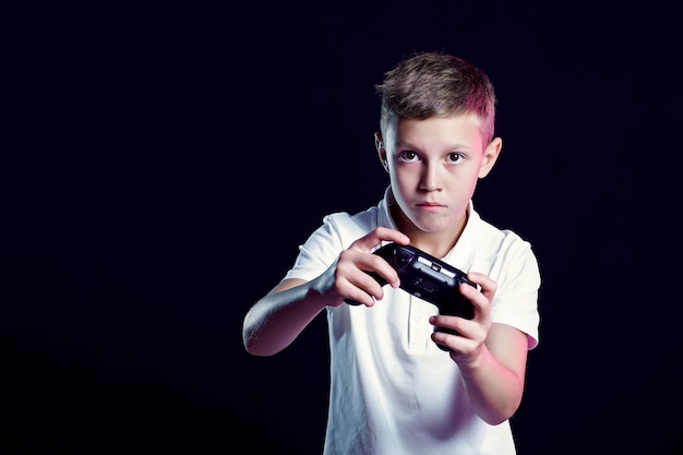 Niño emocionado jugando videojuegos en