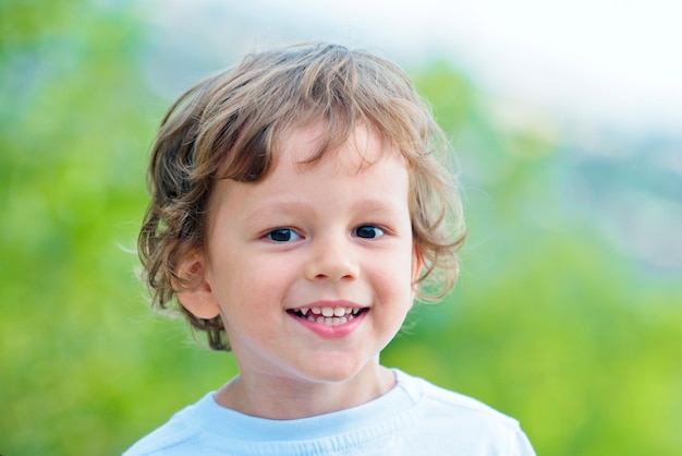 Niño emocional camina al aire libre y disfruta caminando Retrato de un niño sonriente Tiene feliz Funny boy Happy t