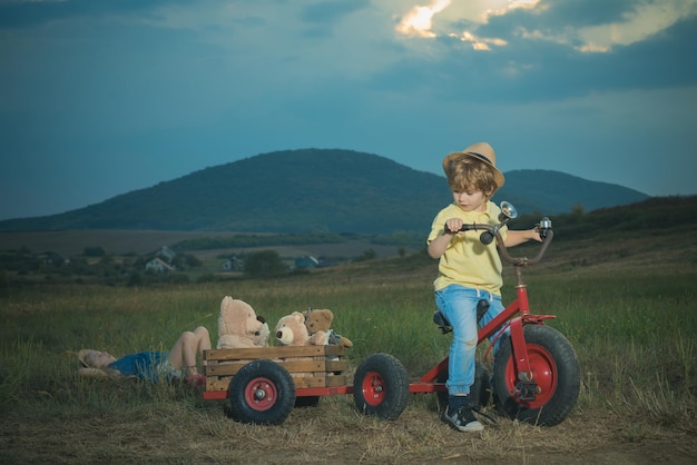 Niño emocional niño y niña disfrutan de la vida y la naturaleza día internacional del niño niño pequeño