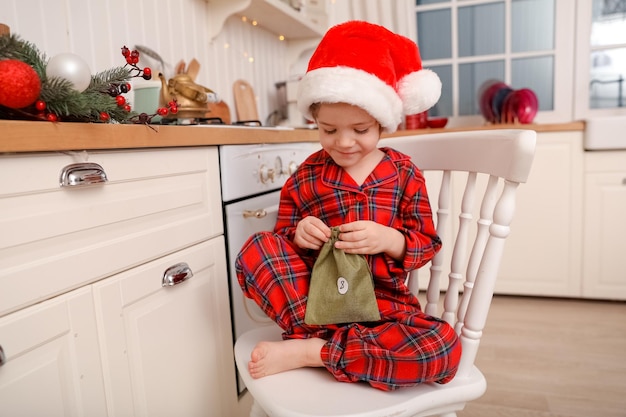 un niño empaca una bolsa con calendario de adviento hecha a mano