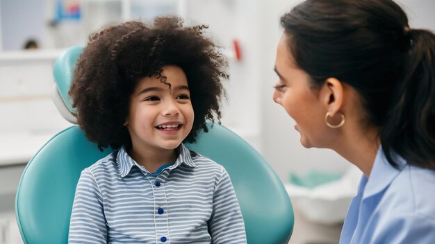 Foto un niño encantador sonriendo mientras habla con el dentista pediátrico después de hacer un décimo examen