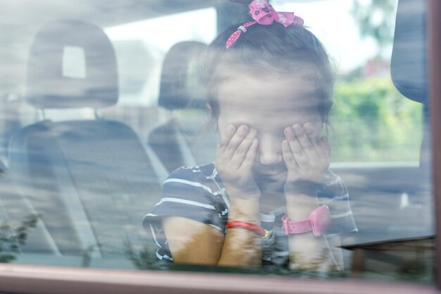 Foto niño encerrado en el coche