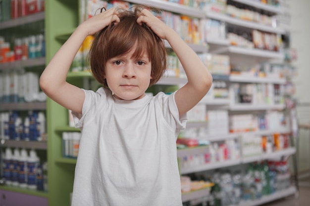 Niño enfermo en la farmacia