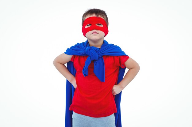 Niño enmascarado pretendiendo ser superhéroe.