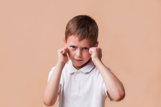 Foto niño enojado apretando su puño para pelear