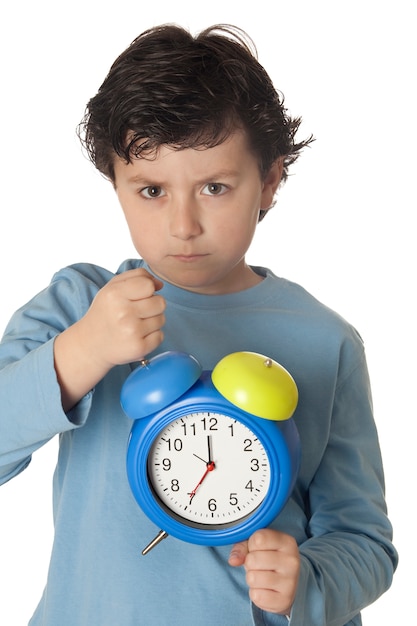 Foto niño enojado por despertar temprano aislado sobre fondo blanco