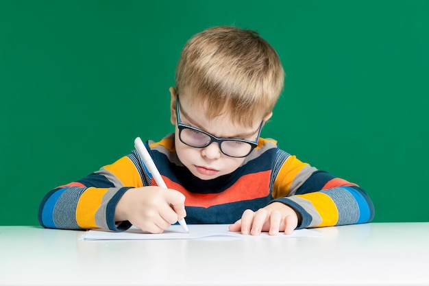 Niño enojado con gafas escribe Closeup