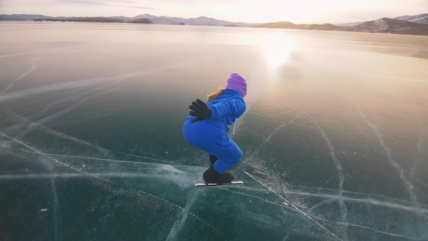 El niño entrena en patinaje de velocidad profesional sobre hielo.