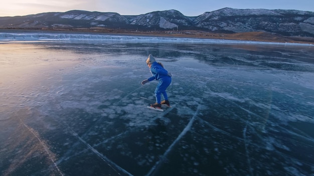 El niño entrena en patinaje de velocidad profesional sobre hielo.